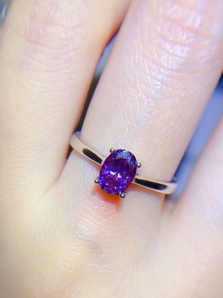 Anel Solitário Moissanite de 4 Pinos com Corte Oval Roxo de 1 quilates por atacado de Sparkala