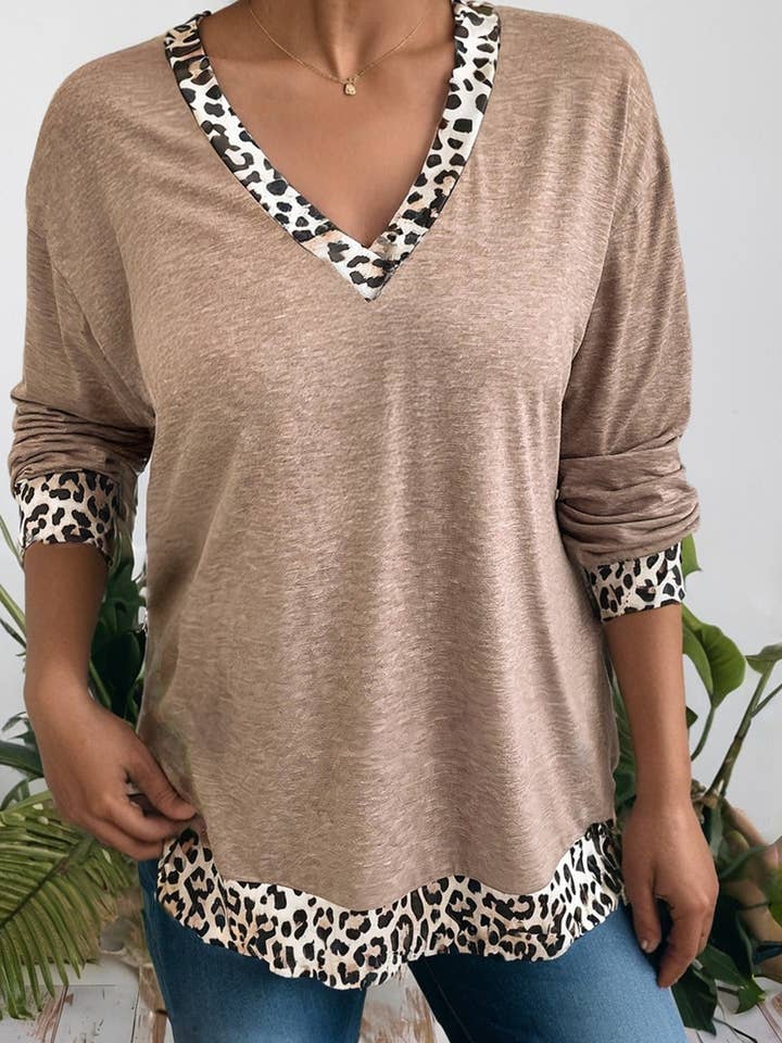 Haut grande taille à manches longues et col en V à motif léopard patchwork pour la vente par 66DISCO