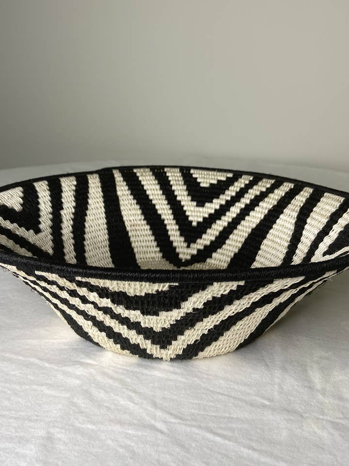 Grand panier en sisal - 024 pour la vente par Eve & Nico Gifts & Home Decor