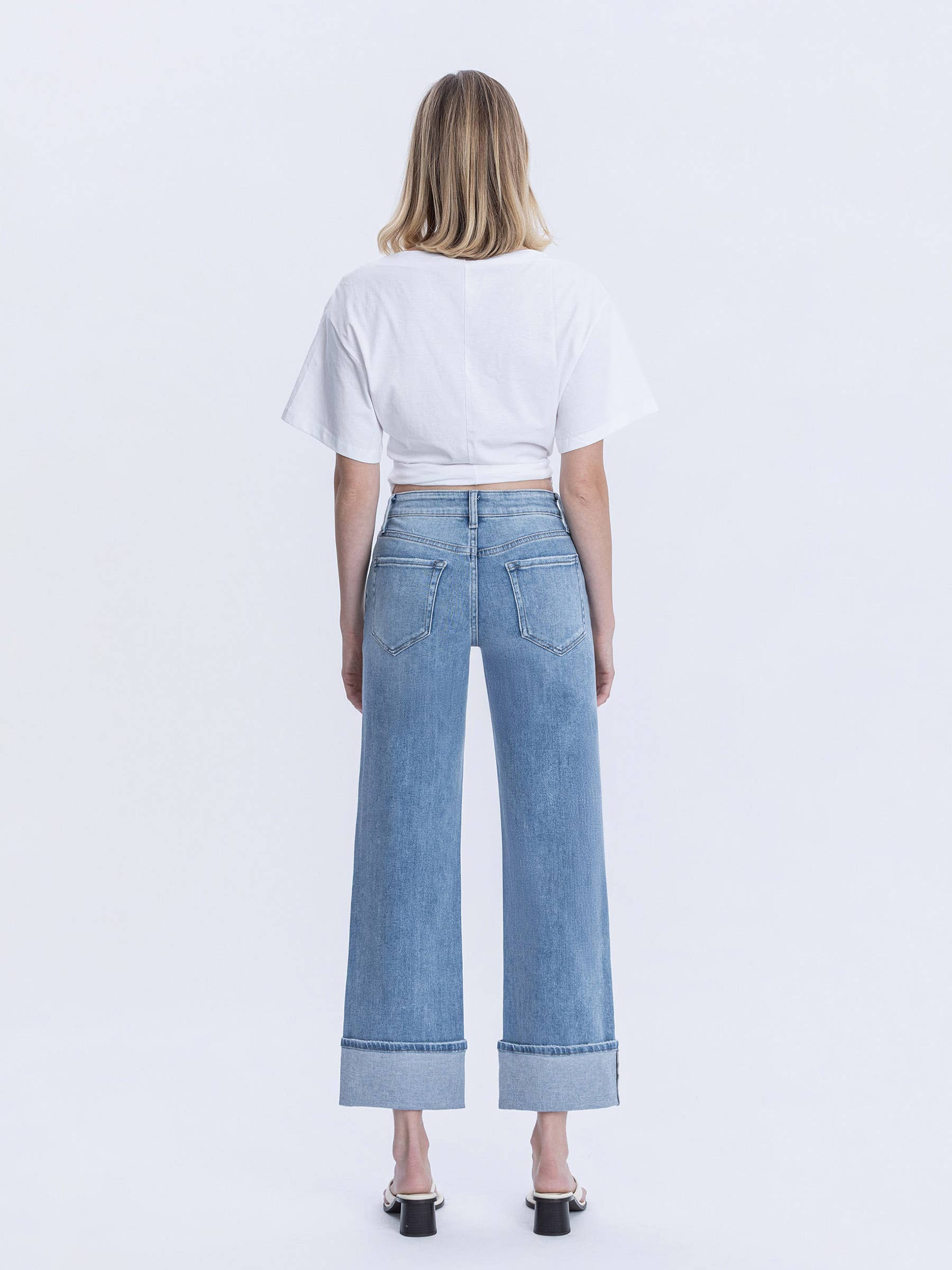 ELAN JEANS SLIM LARGOS COM BAINHA E LAVAGEM MÉDIA CLARA DE CINTURA ALTA F6061 para venda a revendedores na Faire5