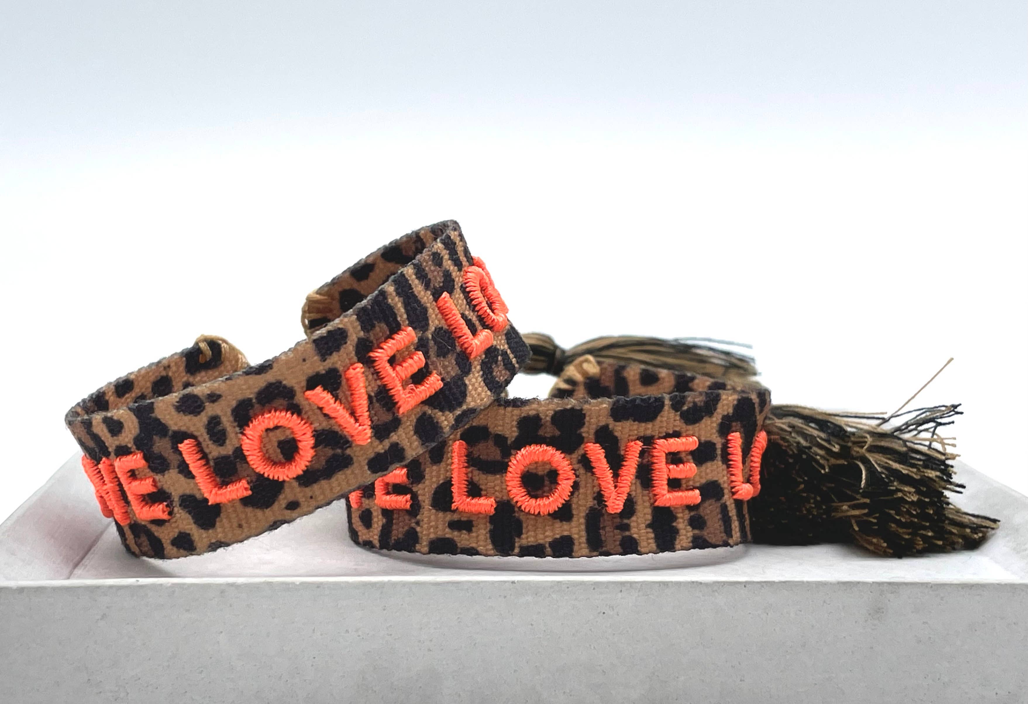 Parsley & Pepper - Vendita all'ingrosso Bracciale in tessuto/intrecciato - Bracciale statement intrecciato e ricamato LOVE LOVE LOVE2