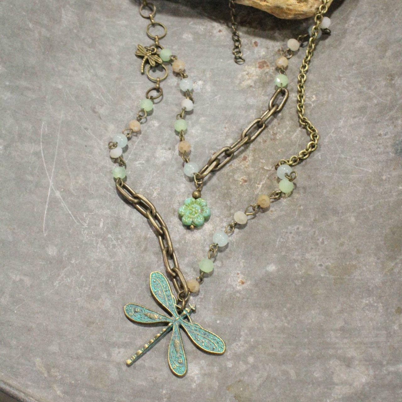 The Primitive Peddler, Inc. - Vente Colliers à pendentif - Collier Libellule en Perles de Verre Fleur Sauvage Picasso2