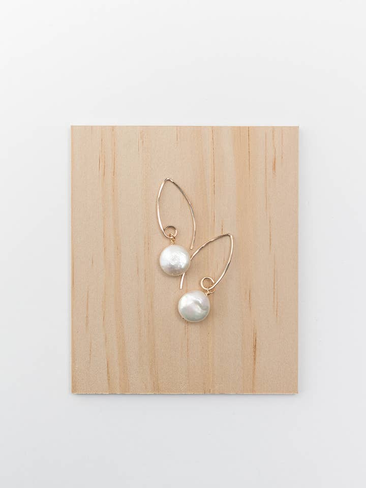 Knap perle øreringe for engroshandel hos Clovis Jewelry