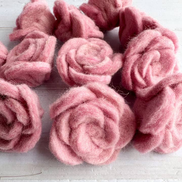 Sewing Seeds Play - Vente Décorations de table - Une rose en feutre rose clair2