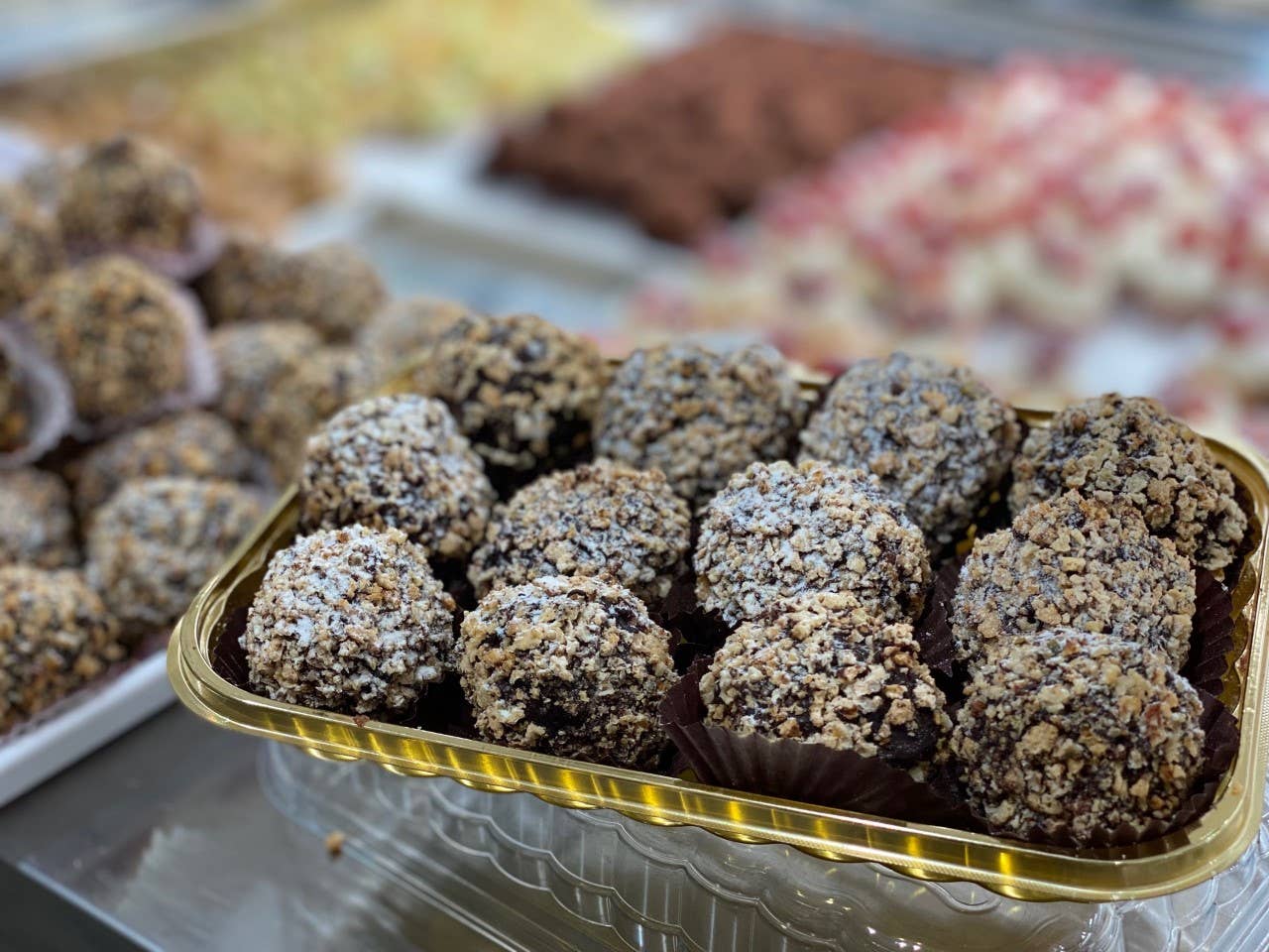 Pasticceria Mokador f.lli Sclafani - Wholesale Chocolate Covered Sweets - Artisan Chocolate Truffles with Amaretto Grains2