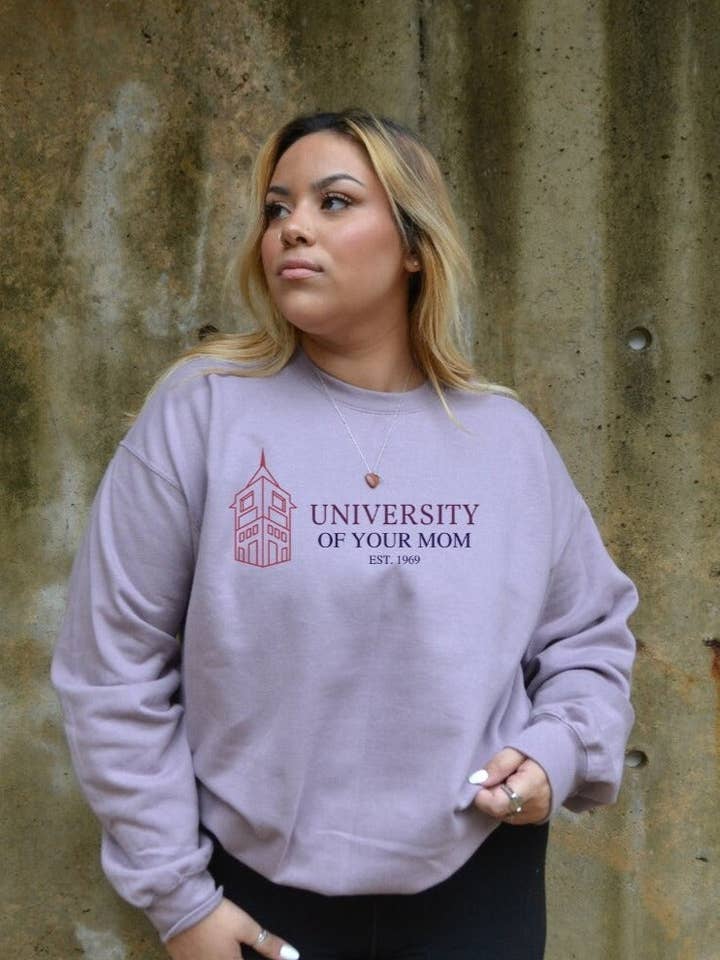 Université de l'école de ta mère Sweat-shirt brodé pour la vente par Totally Iced Out