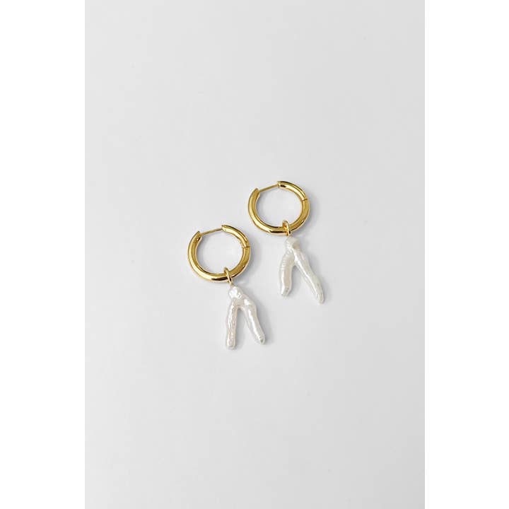 Uma Hoops + Länkarm Pearl Charms för wholesale av Kara Yoo