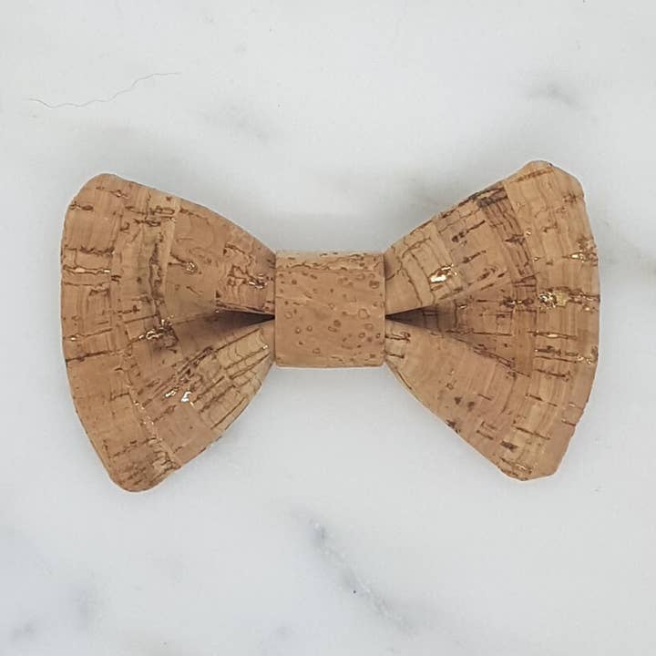 Ricardo butterfly slips lavet af naturlig og gylden kork for engroshandel hos Wild Gaze