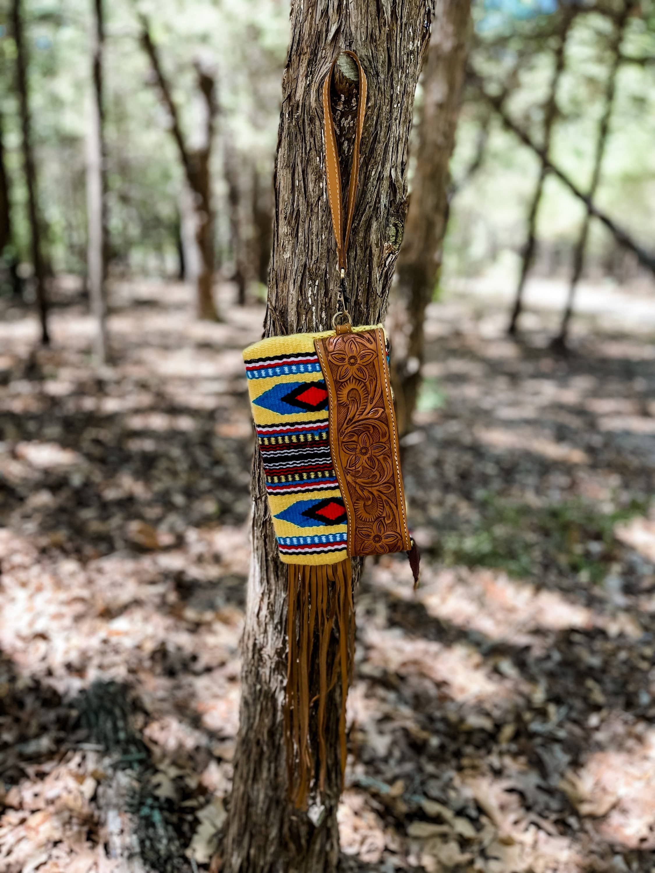 Boho Ranch Shop - Vente Bracelets - Porte-monnaie à pompons en cuir usiné Western Aztec3