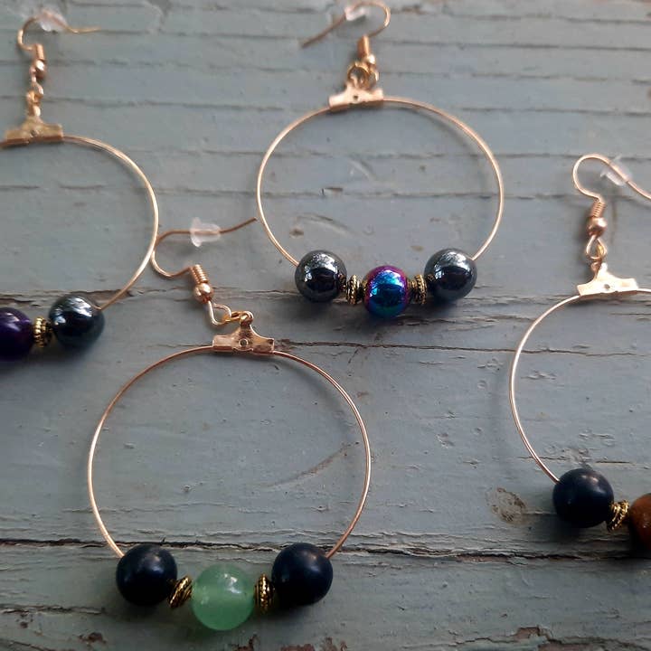 Boucles d'oreilles en shungite avec cristaux de protection EMF 5G et créoles dorées pour la vente par Secret Synergy Stones