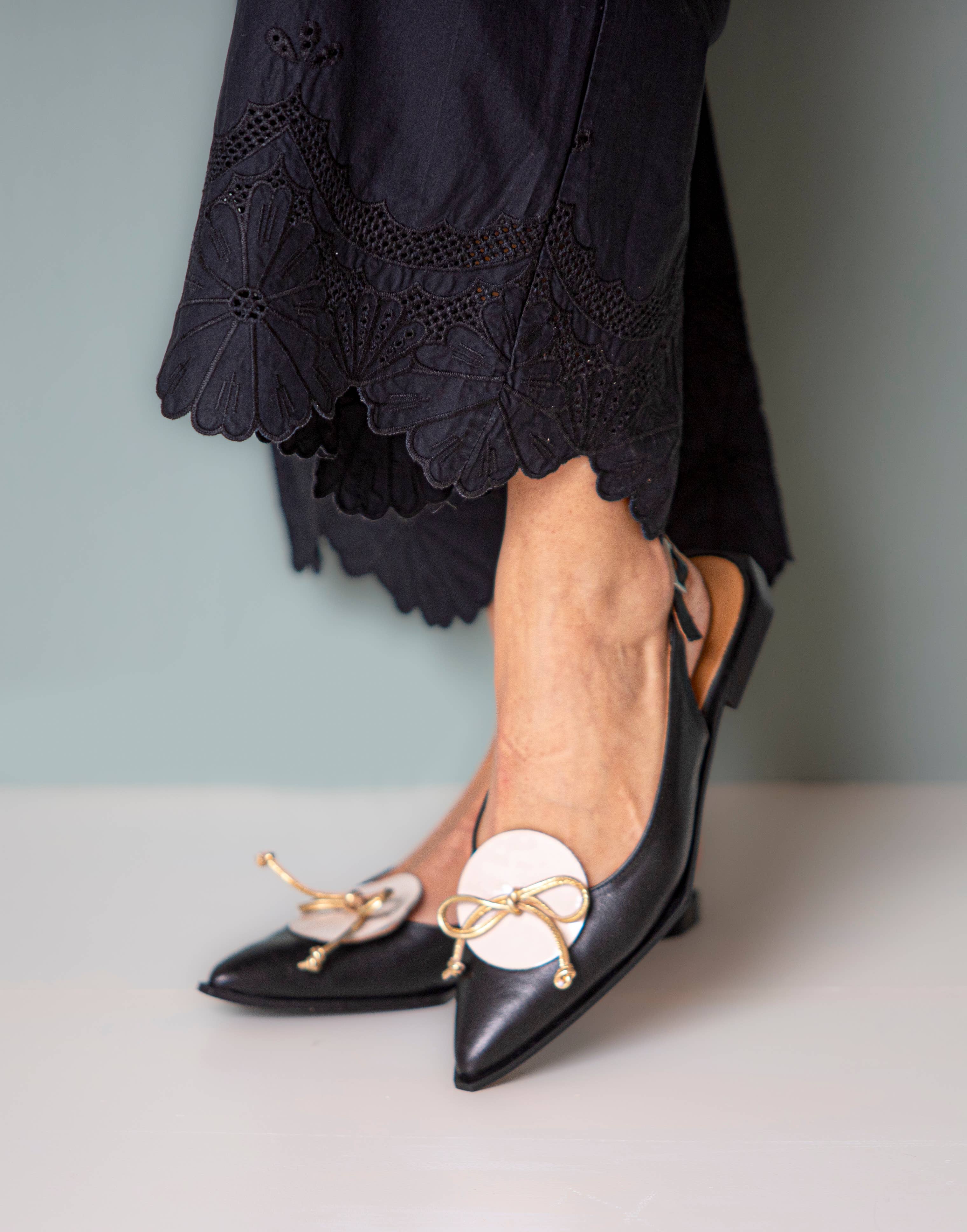 NEMONIC - Vente Chaussures à petit talon – femme - BASIC 2414 : escarpin noir verni avec détail glace et nœud doré0