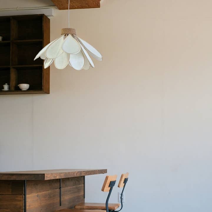 Iris model flower suspension, 16 petals in rattan and linen for wholesale by MIV Création Fleurie