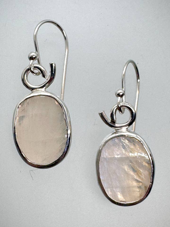 Sterling- och månstensörhängen för wholesale av Morgan McGeehan Designs