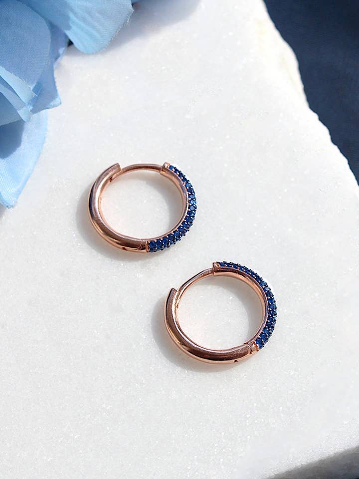 Orecchini a Cerchio blu/Orecchini Orecchini a Cerchio in argento sterling /Orecchini a cerchio piccoli/Regalo per la mamma/Regalo per lei per la vendita all'ingrosso da parte di Pharos Jewellery