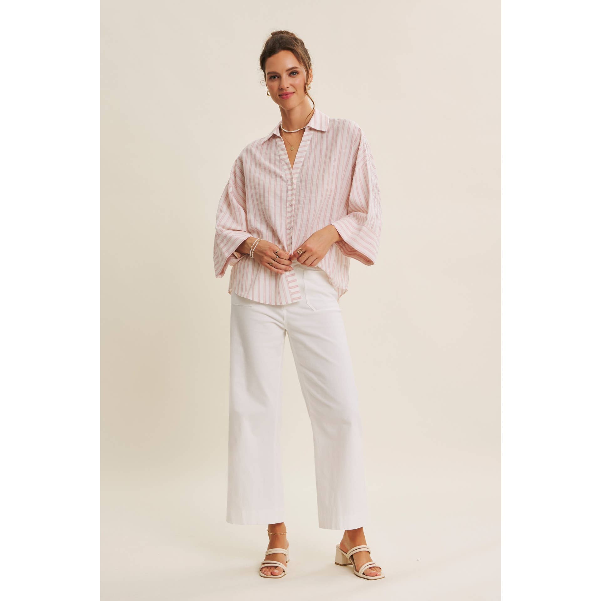 in february – Engroshandel Skjorte med buttondown – til kvinder – PERFEKT STRIBET SKJORTE MED KNAPPER OG BREDE ÆRMER TIL OVERGANGSPERIODEN8