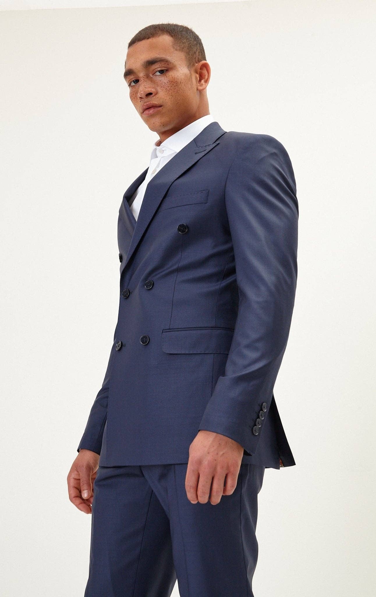 NAVY SOLIDO Abito da uomo Ron Tomson doppiopetto in lana Merino Super 120s, blu navy in vendita all'ingrosso su Faire5