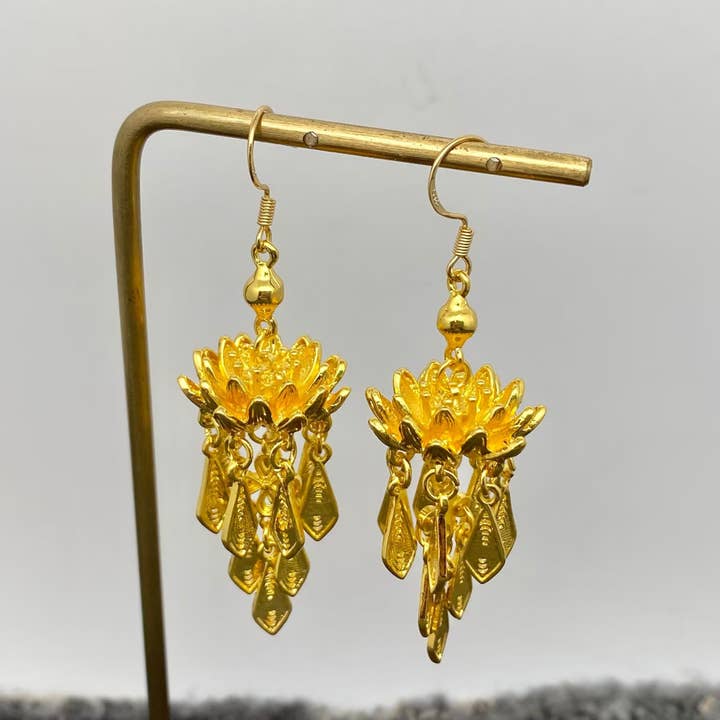 Mio Queena - Wholesale Dangle Earrings - Gold Plated Metal Fringe Lotus Dangle Earrings4