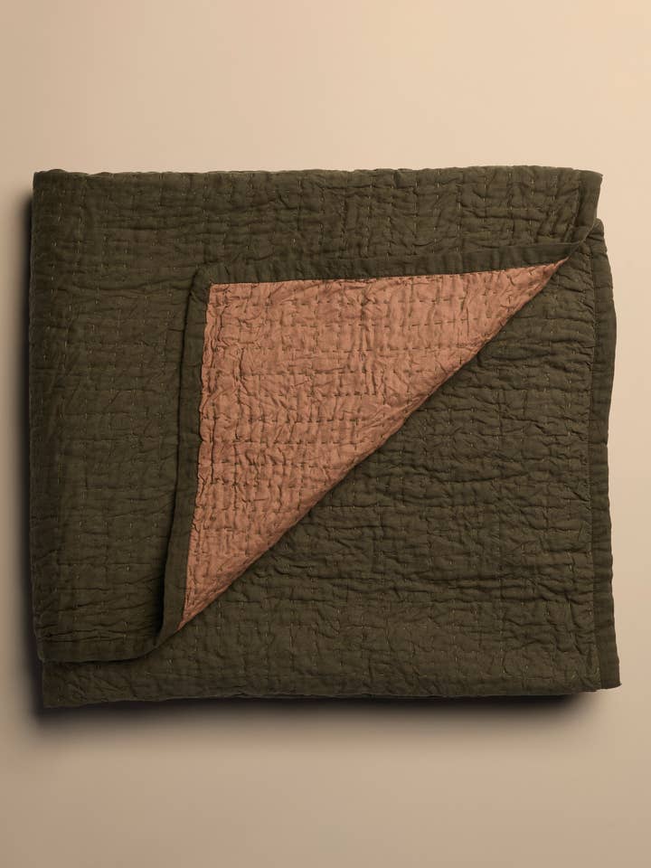 Couverture matelassée en chanvre Jasper - Réversible vert mousse/cuivre pour la vente par Evenfall Home