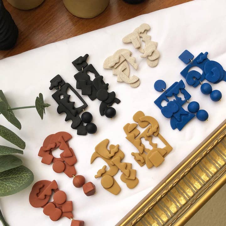 Frida Smallo Designs – Engroshandel Hængeøreringe og creoløreringe – Abstrakt skulpturer Polymer ler øreringe4