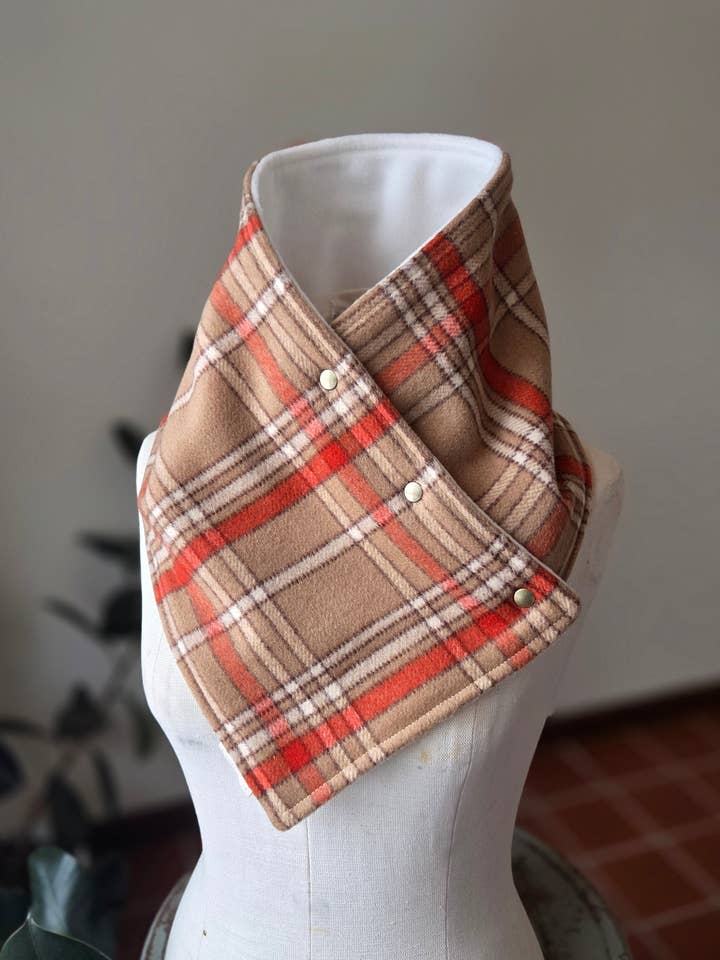 Cagoule à pression en corail à carreaux pour la vente par Grandma Skills