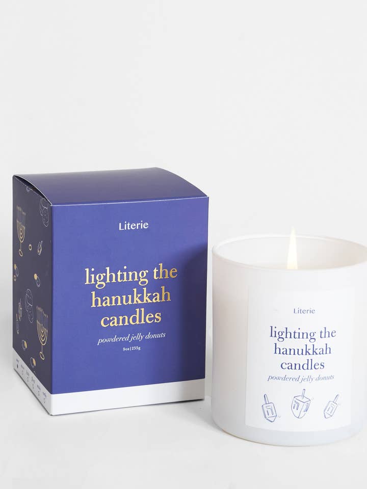 Allumer les bougies de Hanoucca pour la vente par Literie