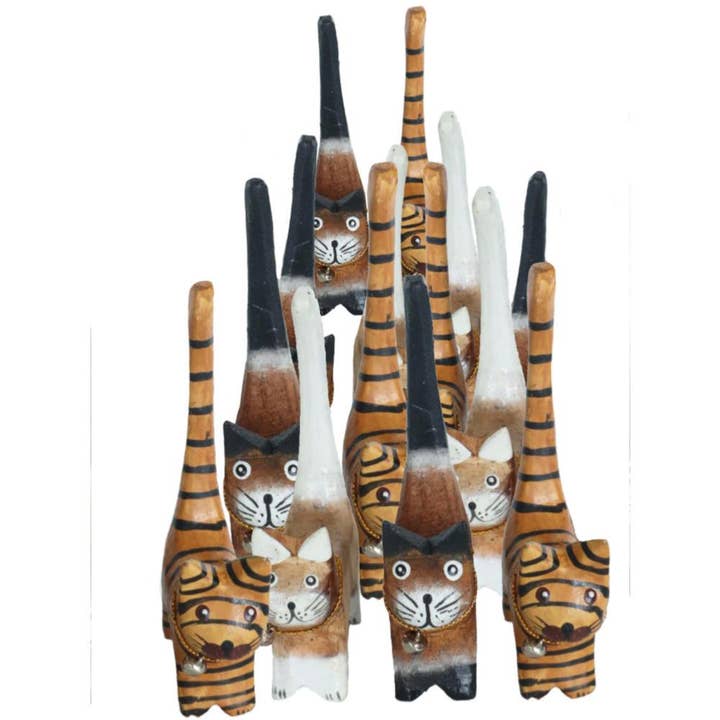 Schachtel mit 60 Katzen aus Albesia-Holz, verschiedene Brauntöne für den Großhandel von Shared Earth