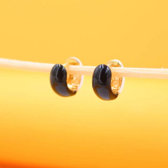 Petit dôme Huggies en émail noir et blanc rempli d'or 18 carats pour la vente par MIA Jewelry