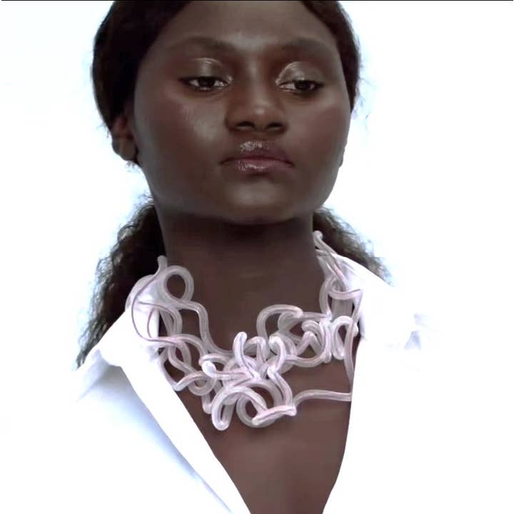 Collier en PVC et maille syntactique Eterina pour la vente par Rosalba Galati SRL