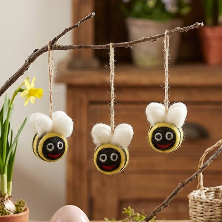 Håndlavede filtet mini humlebier, sæt med 3 hængende dekorationer for engroshandel hos Felt So Good