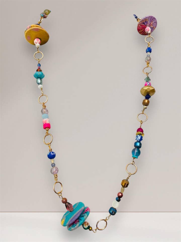 Handgjord pärlhalsband med återvunna batikpärlor för wholesale av Studio Khira