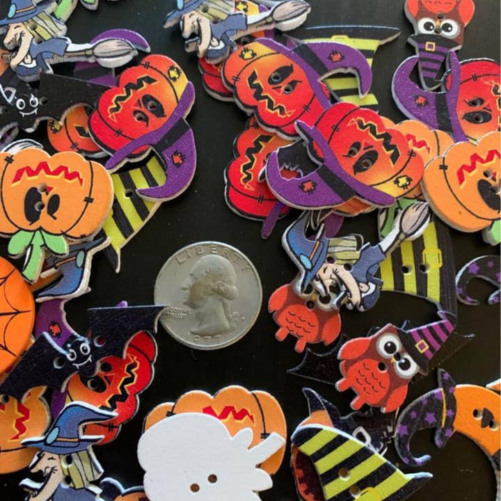 Magnifique Hearts - Wholesale Craft Supplies - Wooden Halloween Buttons, 1.2-1.8 Inch, Halloween Craft, Ass
