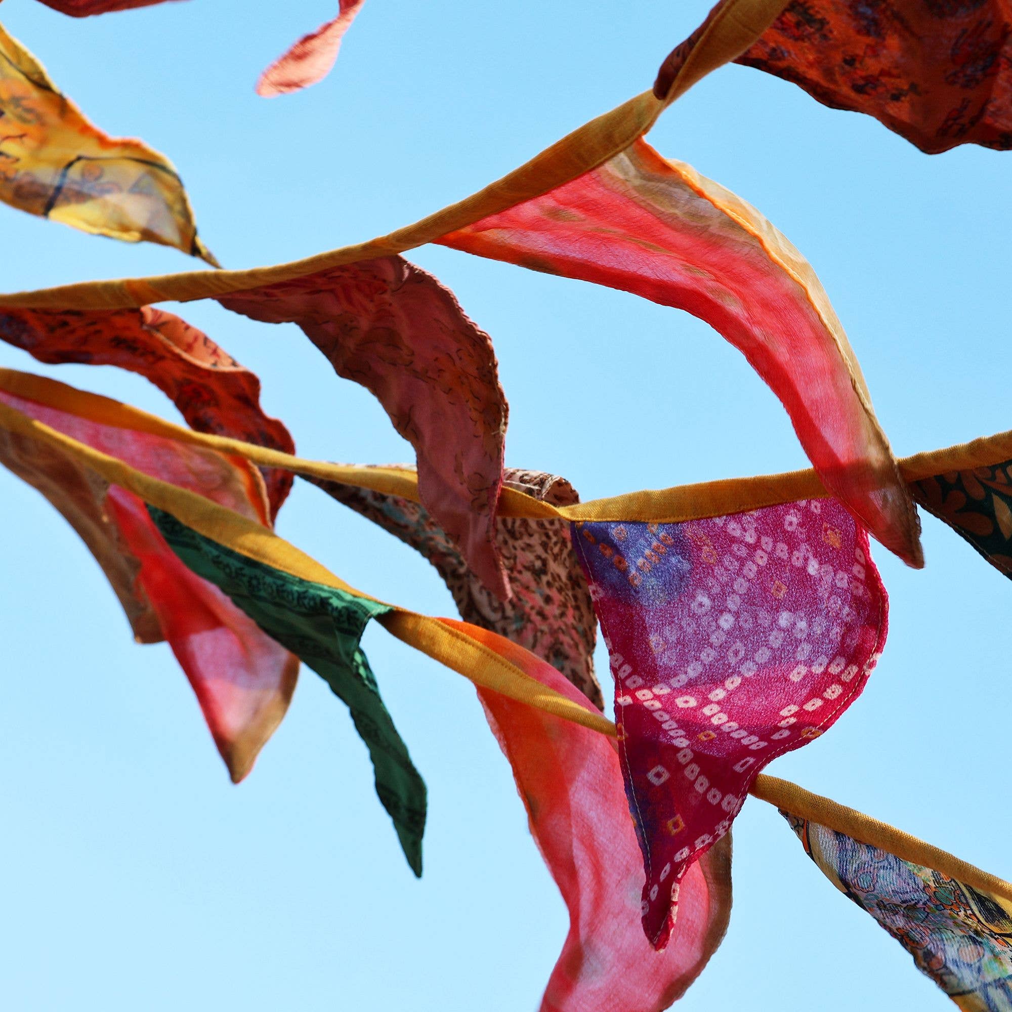 Tribal Trade GmbH – Großhandel Wimpel/Girlande – Wimpelkette Stoff bunt 10m Fahnenkette Girlande Recycling6