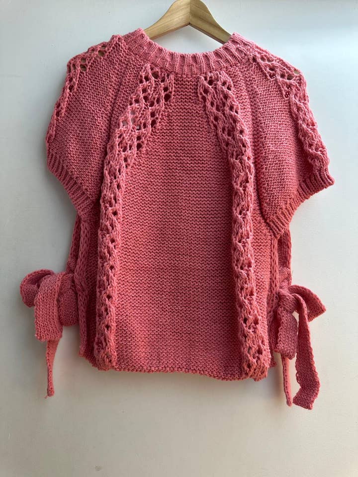 LORIANE - Wholesale Knitted jumper – Women′s - 129 sweater Vest/Ponchos
Two knots to tie on the side8