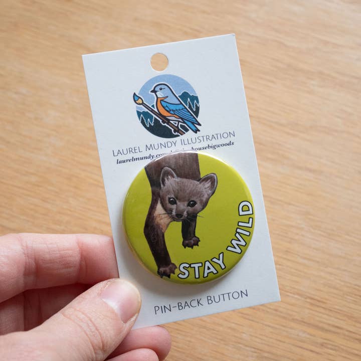 Restez sauvage 1,75" Badge à épingle pour la vente par Laurel Mundy Illustration