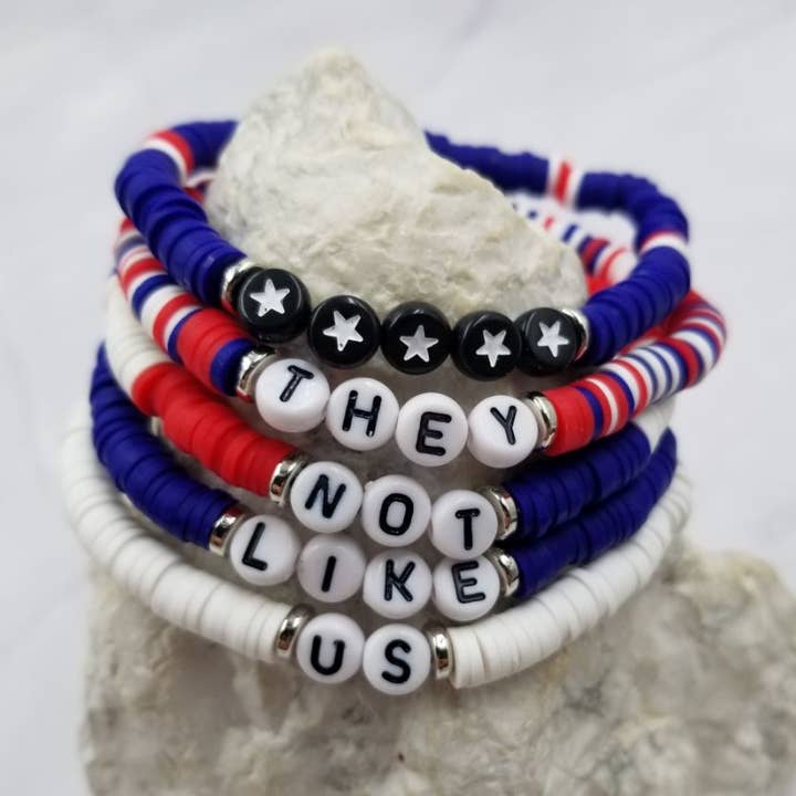 DE KAN IKKE LIDE OS Heishi Perlearmbånd - Fjerde Juli for engroshandel hos The Pretty Jewellery