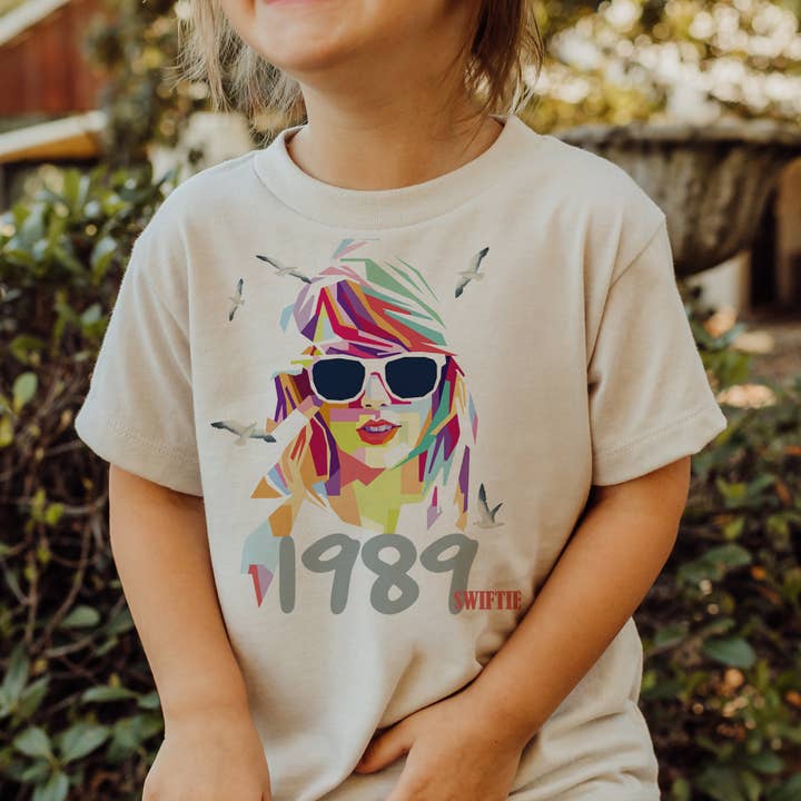 Par.tees by Party On! - Venta al por mayor Camiseta serigrafiada - Niños - Camiseta Gráfica de Concierto Juvenil Taylor 1989 Era Swiftie 1989 Color