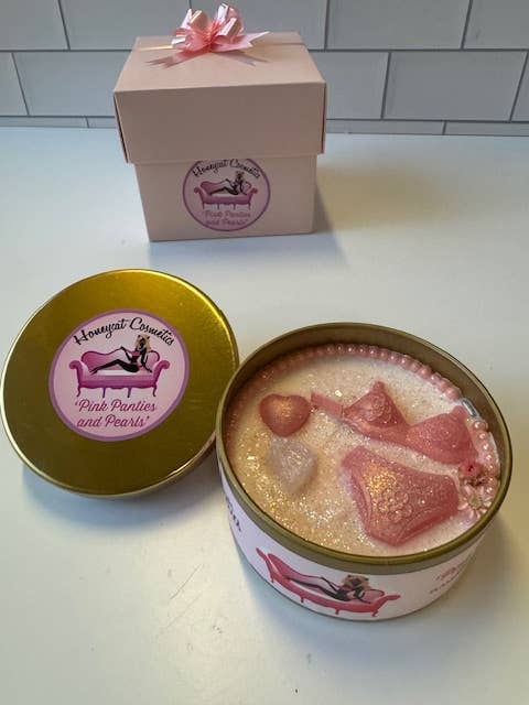 Bougie parfumĂ©e PERLES ROSES et SOUS-VĂTEMENTS pour la vente par Honeycat Cosmetics