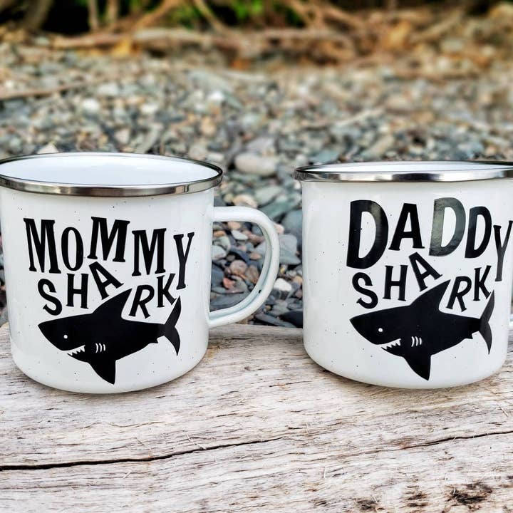 Ensemble de tasses maman et papa requin, tasse maman requin, tasse papa requin, cadeau de fête prénatale, annonce de grossesse, cadeau de nouveau parent pour la vente par Superior Sweet Water