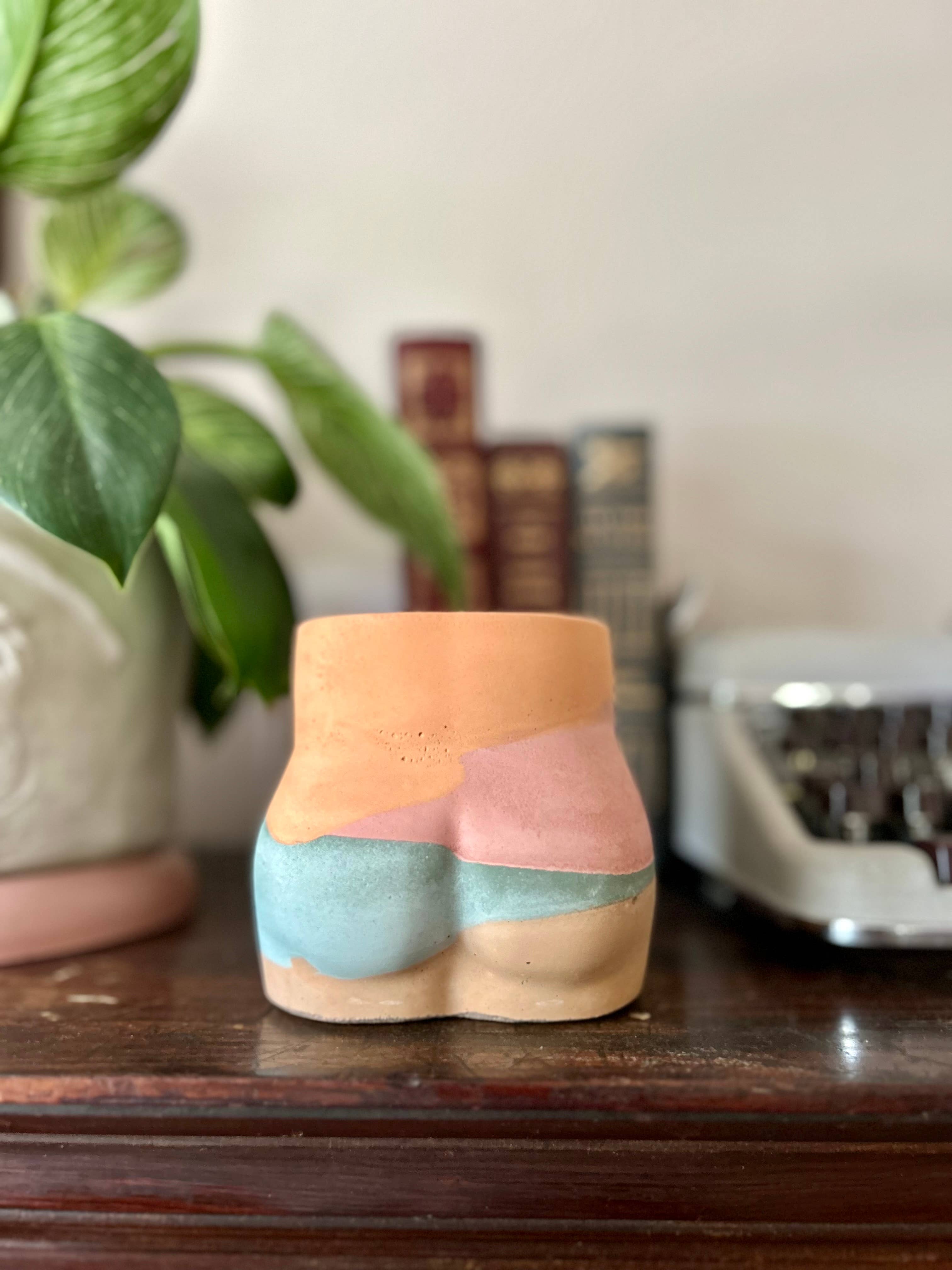 Queen City Crete - Wholesale Plant pot - Booty Planter2