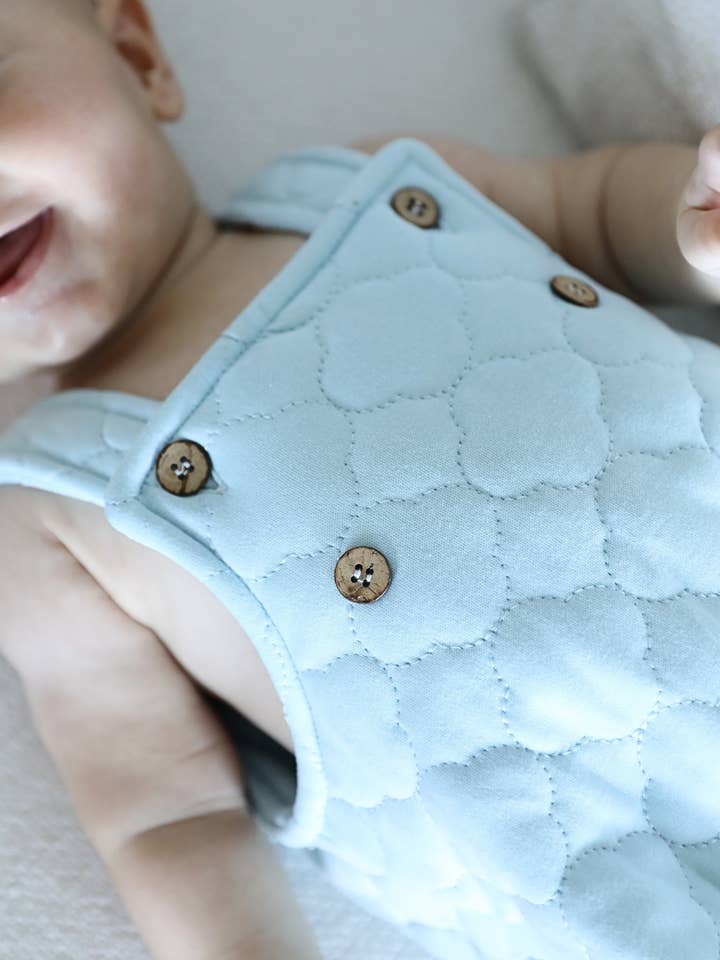 Combinaison matelassée pour bébé en nuage pour la vente par Nubo Baby