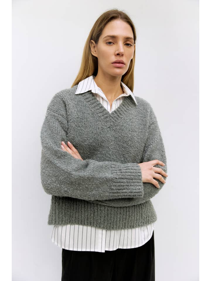 MOD REF – wholesale Knitted jumper – Women′s – The Glen Sweater | Oversized Boucle Knit V-Neck Sweater13