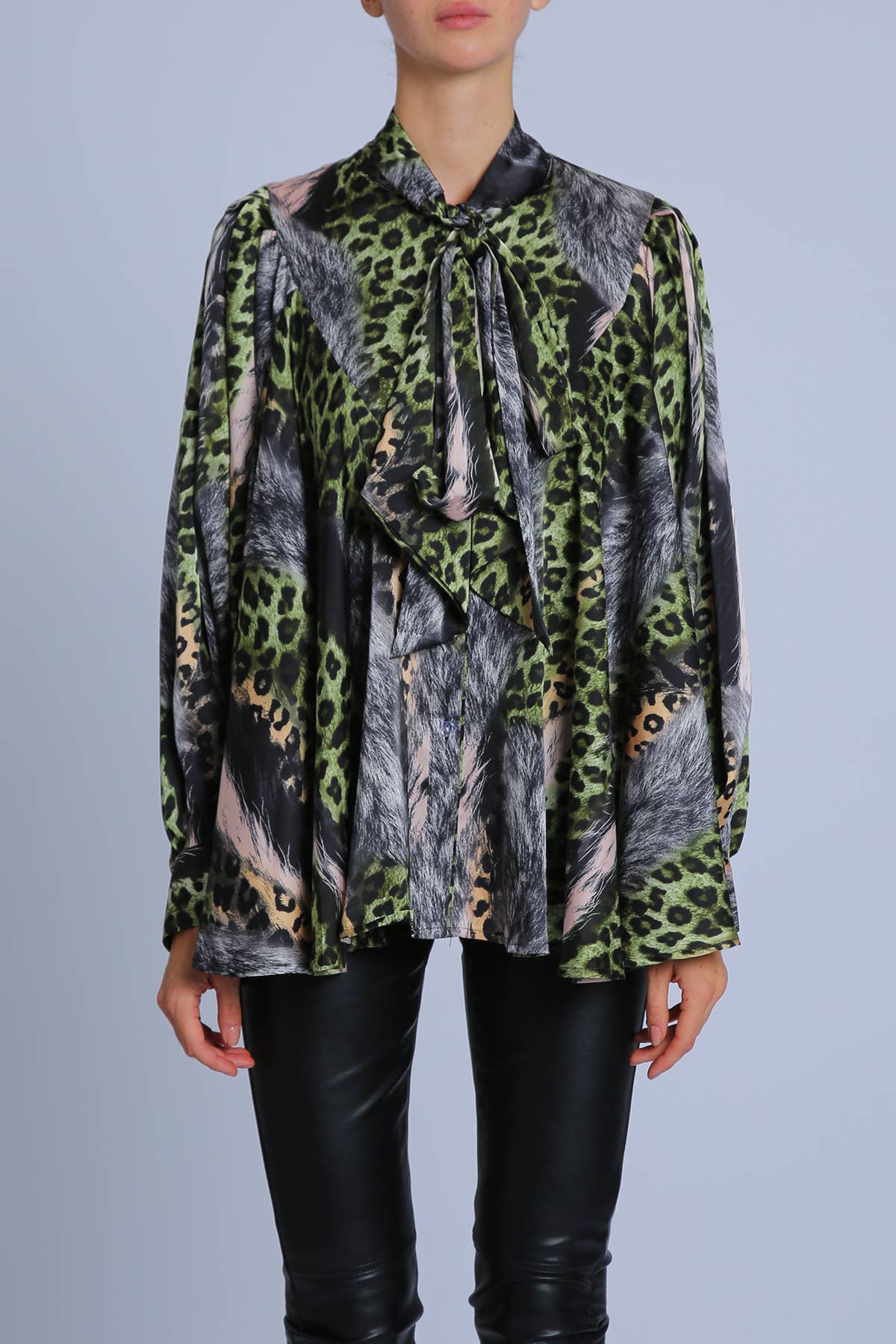 Vert Blouse en satin à col papillon imprimé léopard et fourrure PC2555 en vente sur Faire0