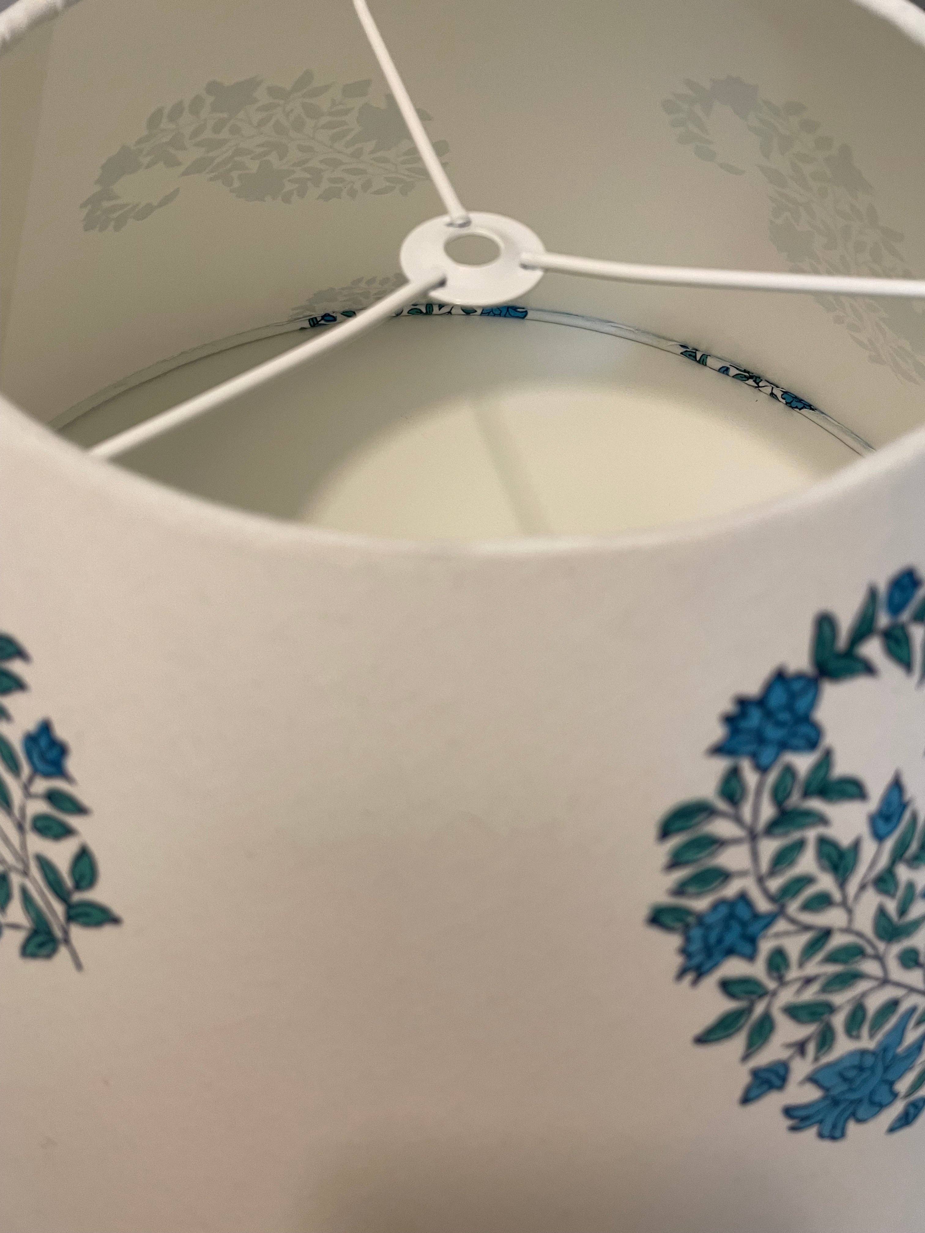 Olive and Limpet - Wholesale Lampenkap - Grote conische lampenkap. Indiase handblokdruk. Blauwblauwe en groene Buti op helder wit.3