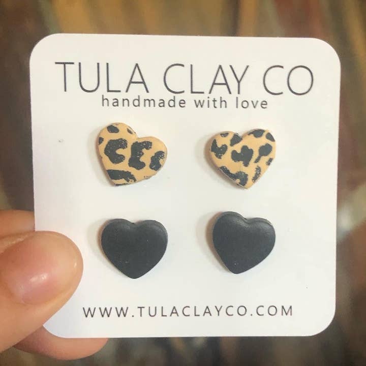 Lot de boucles d'oreilles en argile en forme de cœur de léopard pour la vente par TuLa Clay Co