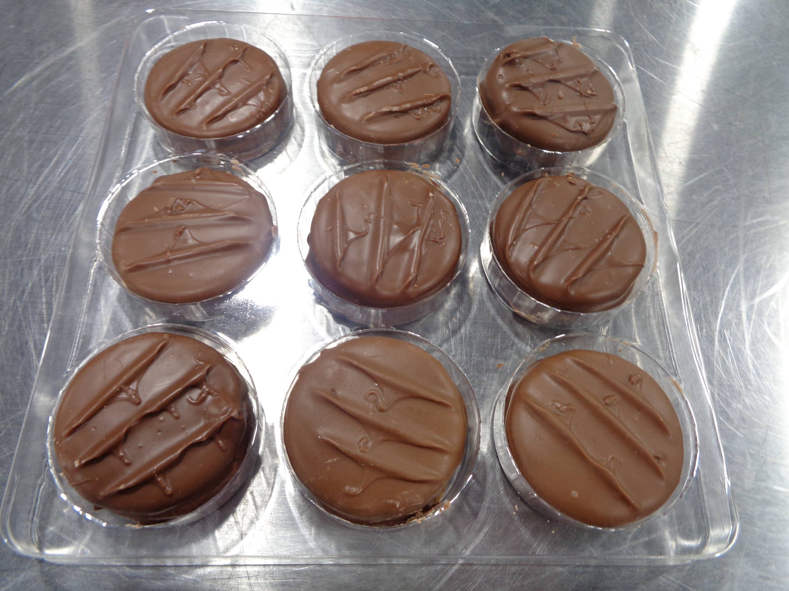 Bear Creek Candy Kitchen – Doces cobertos de chocolate por atacado – Oreo Cobertos de Chocolate embalagem de 243