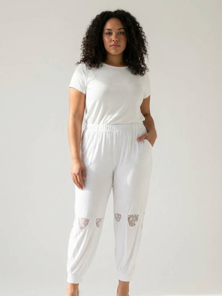 Pantalon jogging grande taille avec dentelle (B83) pour la vente par Pomme Rouge Paris