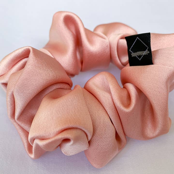 Chouchou en satin pêche pour la vente par Steel Silk LLC