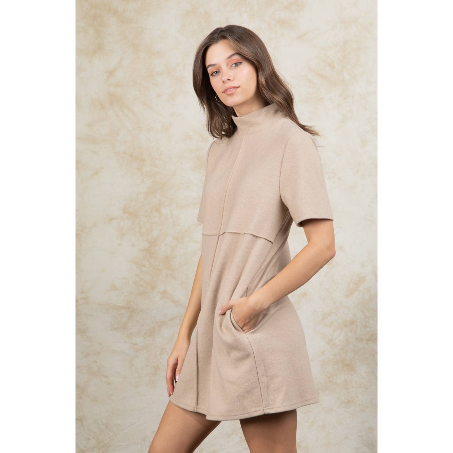 Apolline – Großhandel Kleid – Damen – Minikleid mit Stehkragen und Vordernaht10