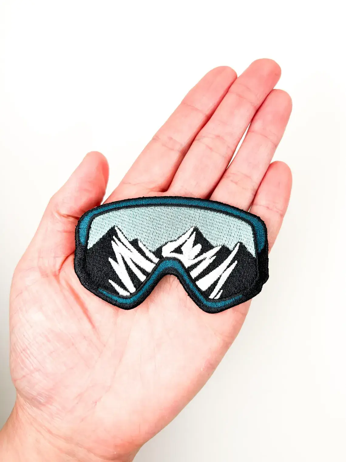 Field Trip Threads - Vente Écusson - Écusson thermocollant brodé lunettes de ski avec montagnes enneigées2