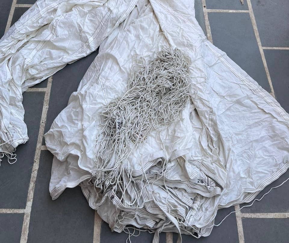 Liefe NL – Großhandel Tragetasche – Damen – ParachuteBag Khaki/Weiß aus recyceltem Fallschirmmaterial6